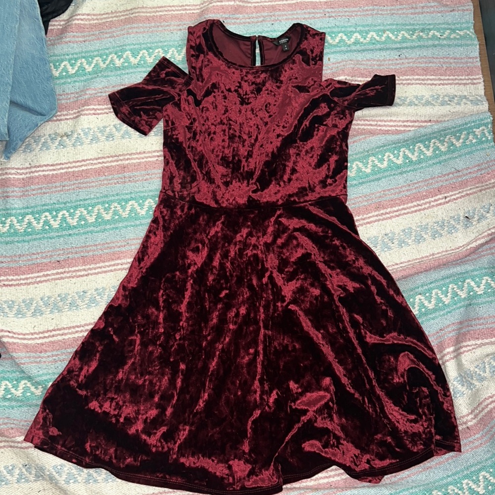 Reitmans burgundy short sleeved velvet dress with shoulder cutouts